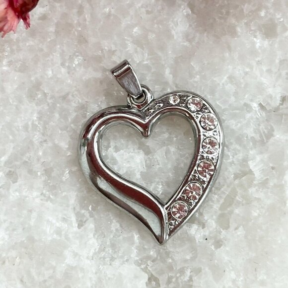 Vintage Jewelry - Vintage Silver Tone Rhinestone Heart Shaped Retro Love Pendant | Charm | Trinket